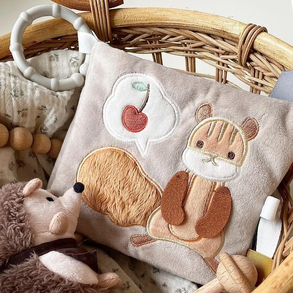 ベビーギフト 洗濯できる布絵本 「りすくんのさくらんぼ探し」